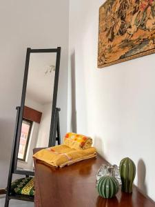 een kaptafel met spiegel en een tafel met handdoeken bij Big Private Room W bathroom in Oeiras