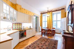 Luxury Art Nouveau apartment next to Parliament building 1054 Budapest, 9 Hold utca kép - 2