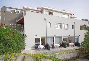 Budova, kde se apartmán nachází + 37 fotografií