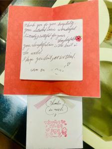 una carta escrita a mano en un trozo de papel rojo en Cozy Homestay with Large bed, private bathroom, large Balcony, en Hanói
