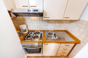 Kuchyň nebo kuchyňský kout v ubytování Apartments Cloe