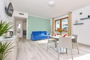 a living room with a table and a blue couch at Casa Milani in Malcesine