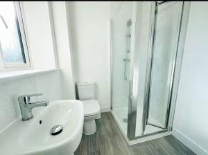 Ένα μπάνιο στο Ashford Luxury House with Hot tub and Driveway Parking +17 φωτογραφίες