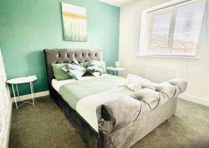 Ένα ή περισσότερα κρεβάτια σε δωμάτιο στο Ashford Luxury House with Hot tub and Driveway Parking