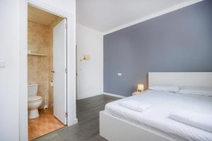 坎帕斯蒂利亚Mallorca Rooms Can Pastilla的一间白色卧室,配有床和卫生间 更多37张照片