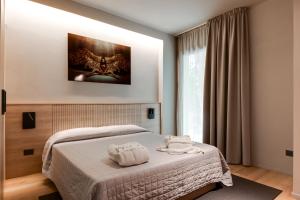 A bed or beds in a room at Mima Aparthotel Boutique & Spa