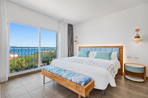 Кровать или кровати в номере Hotel Villa Chiquita - Adults Only - Over 12