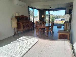 ein Schlafzimmer mit einem Bett, einem Tisch und Stühlen in der Unterkunft La Elenitaland in Tandil