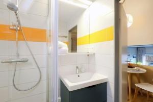 une salle de bain avec lavabo et douche dans l'établissement Haus Sonnenschein, Seepark Kirchheim, à Kirchheim 15 autres photos