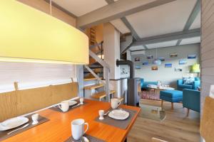 une salle à manger et un salon avec une petite maison dans l'établissement Haus Sonnenschein, Seepark Kirchheim, à Kirchheim