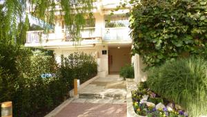 a building with a courtyard with flowers and plants at Plein Soleil in Mandelieu-La Napoule