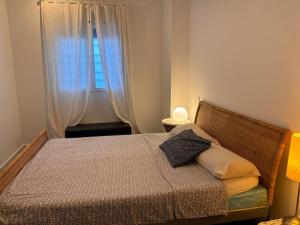 a bedroom with a bed with a window at Bajo en Pizarro 32 - B1 in Talavera de la Reina