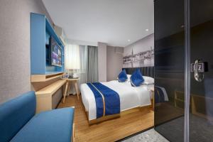 Ένα ή περισσότερα κρεβάτια σε δωμάτιο στο Lanyu Hotel-Guangzhou YongQingFang Tourist Scenic Spot Branch-Airport pick-up service