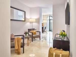 Televízia a/alebo spoločenská miestnosť v ubytovaní Hotel Rey Alfonso X