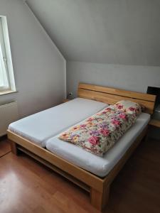 En eller flere senge i et værelse på Obere Etage des Hauses