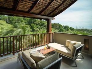 Avista Hideaway Phuket Patong - MGallery的阳台或露台