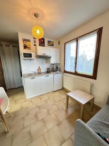 Kuchyň nebo kuchyňský kout v ubytování Appartement dans un ecrin de verdure terrasse privee