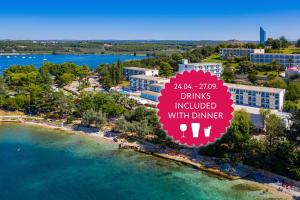 eine Luftansicht eines Resorts mit einem Schild, auf dem steht, dass Getränke zum Abendessen inbegriffen sind in der Unterkunft Hotel Plavi Plava Laguna in Poreč