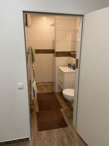 Ένα μπάνιο στο Einzimmerwohnung auf Hofstelle