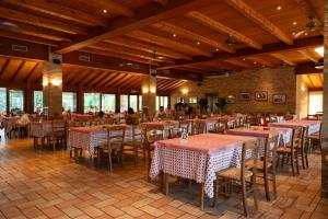 a restaurant with tables and chairs in a room at Centro Vacanze Verde Azzurro in Cingoli