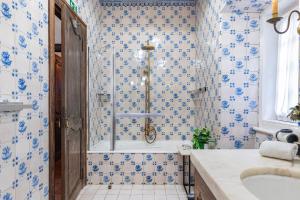 Bilik mandi di 17th Century Room in Villa with Snooker & HotTub - Sintra WOW +35 gambar