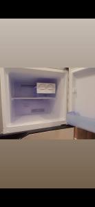 ハイデラバードにあるBorcelle Home Staysの空の冷蔵庫(引き出し付きドア開閉可)