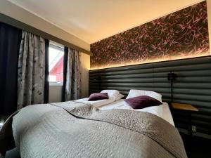 Postel nebo postele na pokoji v ubytování Lakselv Hotel