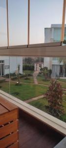 ein Fenster in einem Gebäude mit Blick auf einen Hof in der Unterkunft Les perles de Tamaris in Dar Mohammed Ould Haj Jilali