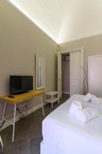A television and/or entertainment centre at Felt in love in Catania