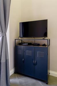 A television and/or entertainment centre at Felt in love in Catania