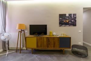 A television and/or entertainment centre at Felt in love in Catania
