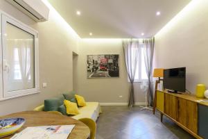 A television and/or entertainment centre at Felt in love in Catania