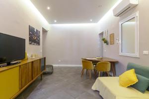 A television and/or entertainment centre at Felt in love in Catania