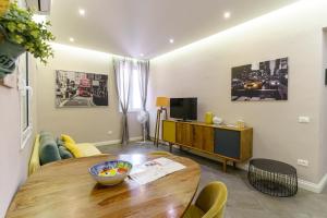 A television and/or entertainment centre at Felt in love in Catania