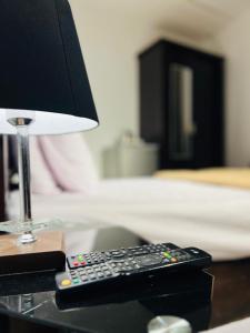 TV a/nebo společenská místnost v ubytování Neat & Modern Studio 2Mins Pyramids - Royal desert Inn