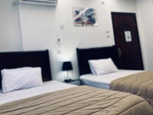 Postel nebo postele na pokoji v ubytování Neat & Modern Studio 2Mins Pyramids - Royal desert Inn