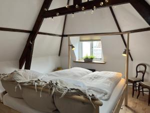 un dormitorio con una cama con dosel en Sfeervolle monumentale woning, in het centrum van Middelburg, en Middelburg