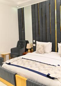 Kama o mga kama sa kuwarto sa Proof Hotel Lekki