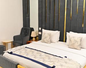Kama o mga kama sa kuwarto sa Proof Hotel Lekki