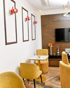 TV at/o entertainment center sa Proof Hotel Lekki