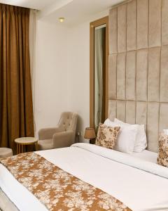 Kama o mga kama sa kuwarto sa Proof Hotel Lekki