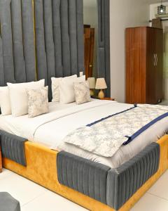Kama o mga kama sa kuwarto sa Proof Hotel Lekki
