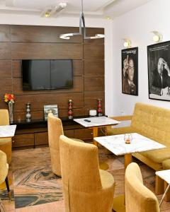 TV at/o entertainment center sa Proof Hotel Lekki