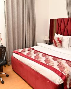 Kama o mga kama sa kuwarto sa Proof Hotel Lekki