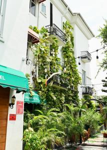 Garden sa labas ng Proof Hotel Lekki