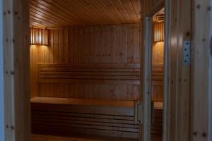 un sauna vide avec des murs et des planchers en bois dans l'établissement The Empire Tower Pattaya, à Jomtien Beach 31 autres photos