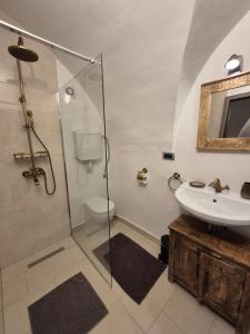 Un baño con ducha de cristal y lavabo. en Apartmaji Pr'Pišk, en Bohinjska Bela 66 fotos más