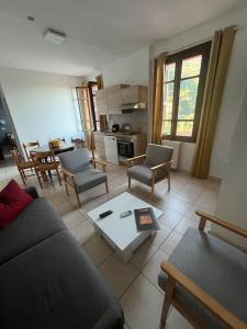 Posezení v ubytování Appartement 2 chambres pour 6 personnes en résidence à la nuitée + 11 fotografií