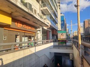 ein Tunnel in einer Stadt, durch den Menschen gehen in der Unterkunft Belgrano amplio luminoso, cochera, WiFi, cerca River y Subte, 309 in Buenos Aires
