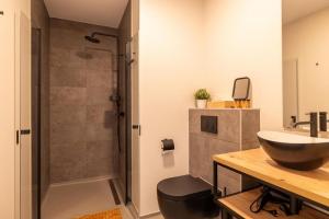 a bathroom with a sink and a shower at Vakantiewoning aan het strand 'Charlotte's Parel' - met tuin en terras - Vista Maris - Nr 44 in Sint Annaland +25 photos